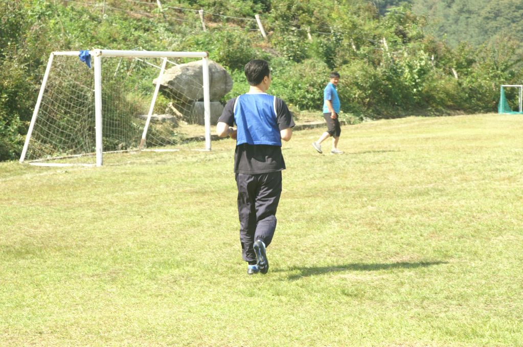 PICT0183.JPG : 2012 체육대회 - 축구
