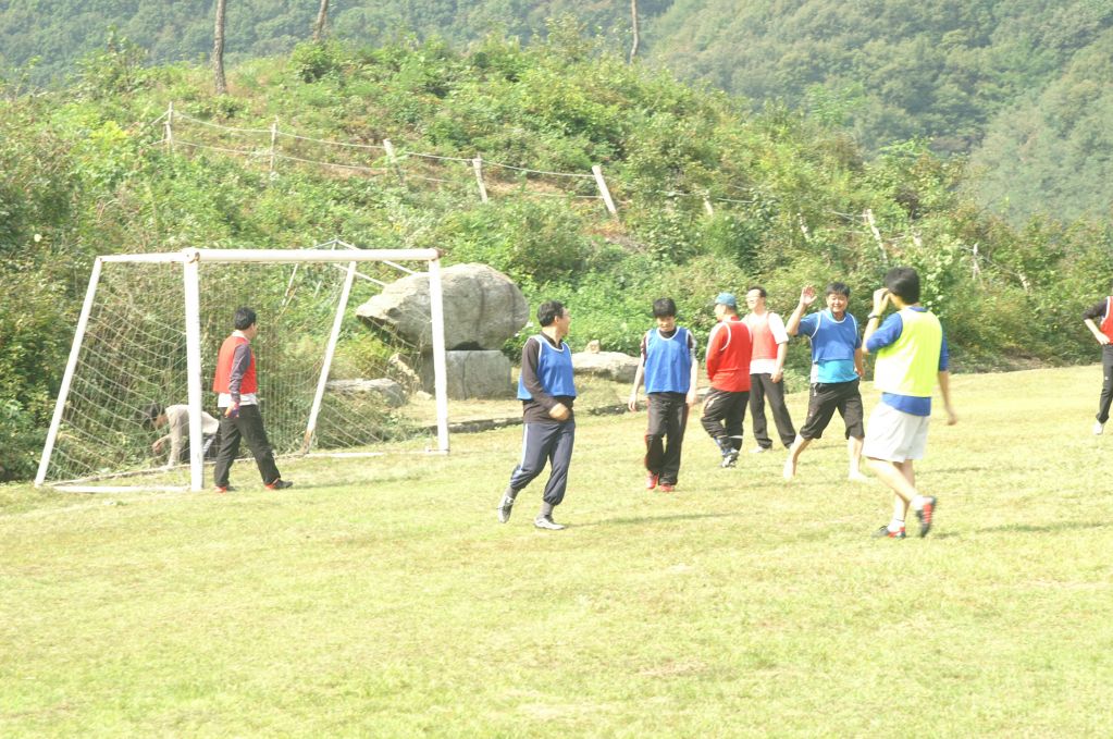PICT0106.JPG : 2012 체육대회 - 축구