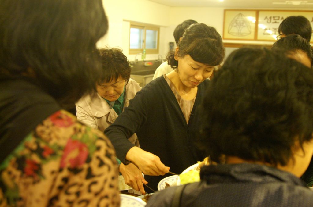수도원에서 점심식사 (6).JPG : 2012 부모님 피정 - 수도원에서 수사님들과 함께 점심식사 ^^