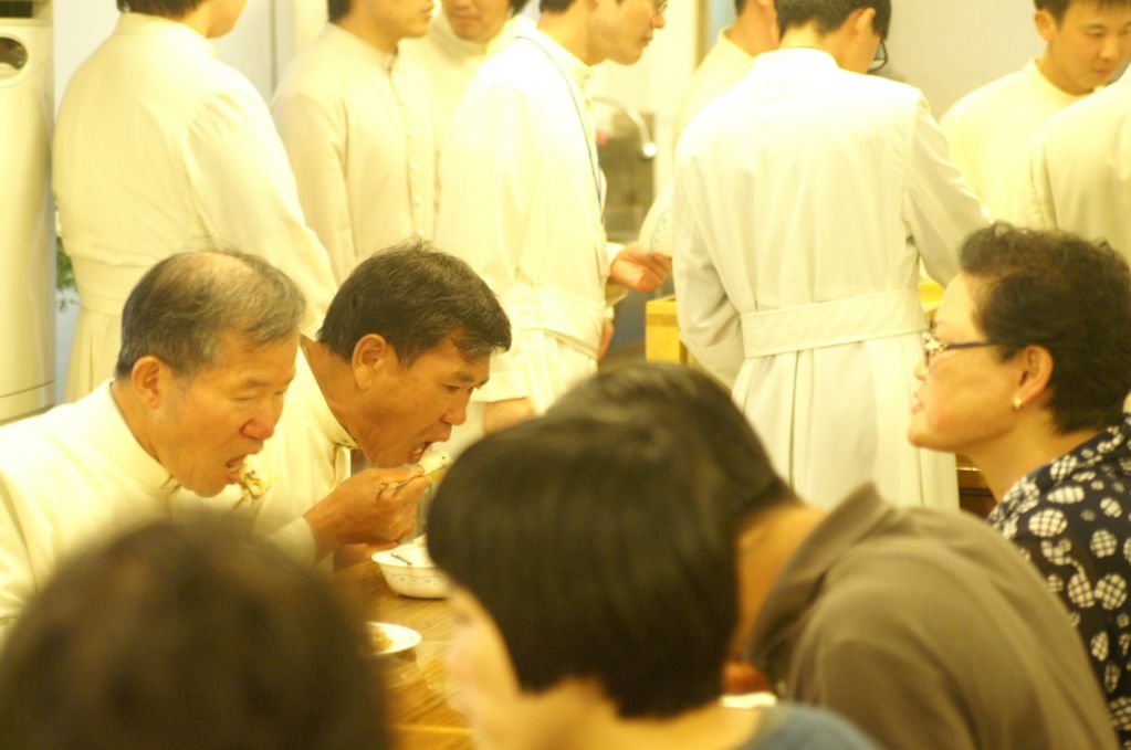 수도원에서 점심식사 (25).JPG : 2012 부모님 피정 - 수도원에서 수사님들과 함께 점심식사 ^^