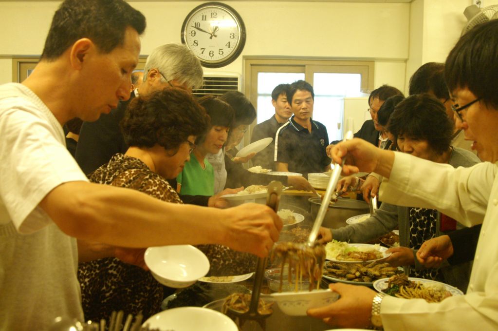 수도원에서 점심식사 (8).JPG : 2012 부모님 피정 - 수도원에서 수사님들과 함께 점심식사 ^^