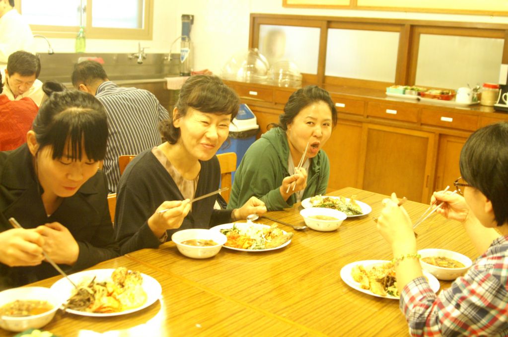 수도원에서 점심식사 (10).JPG : 2012 부모님 피정 - 수도원에서 수사님들과 함께 점심식사 ^^