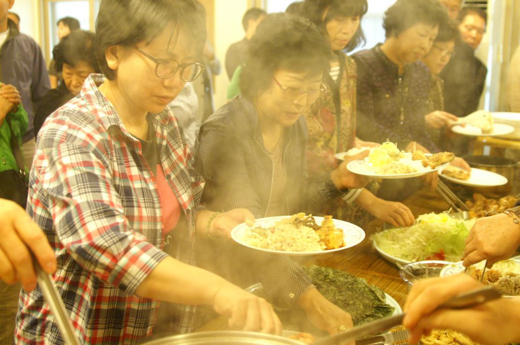 수도원에서 점심식사 (5).JPG : 2012 부모님 피정 - 수도원에서 수사님들과 함께 점심식사 ^^