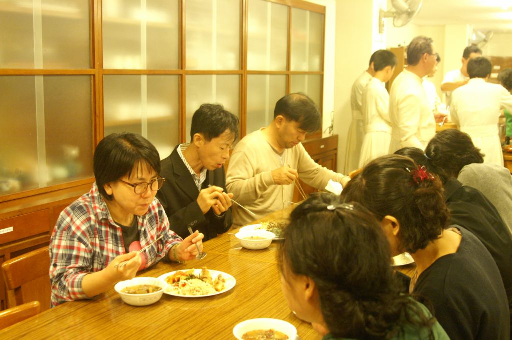 수도원에서 점심식사 (12).JPG : 2012 부모님 피정 - 수도원에서 수사님들과 함께 점심식사 ^^
