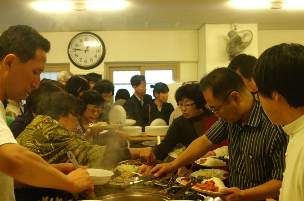 수도원에서 점심식사 (1).JPG : 2012 부모님 피정 - 수도원에서 수사님들과 함께 점심식사 ^^