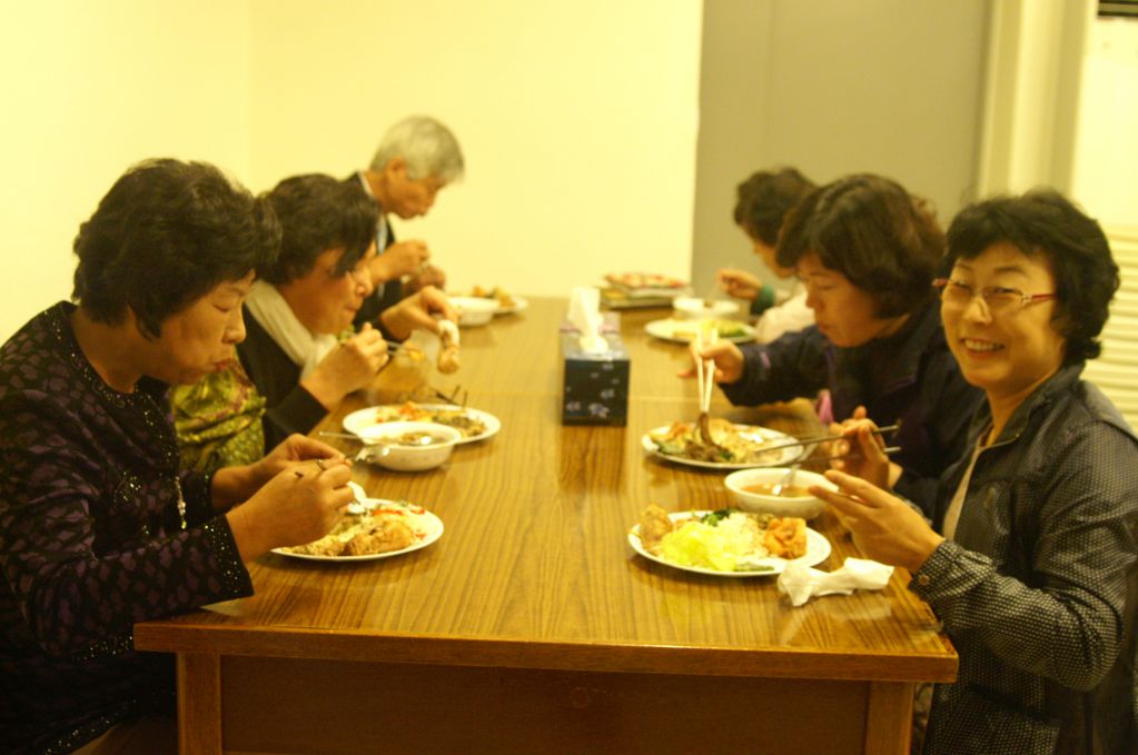 수도원에서 점심식사 (16).JPG : 2012 부모님 피정 - 수도원에서 수사님들과 함께 점심식사 ^^