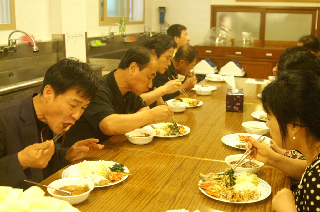 수도원에서 점심식사 (27).JPG : 2012 부모님 피정 - 수도원에서 수사님들과 함께 점심식사 ^^