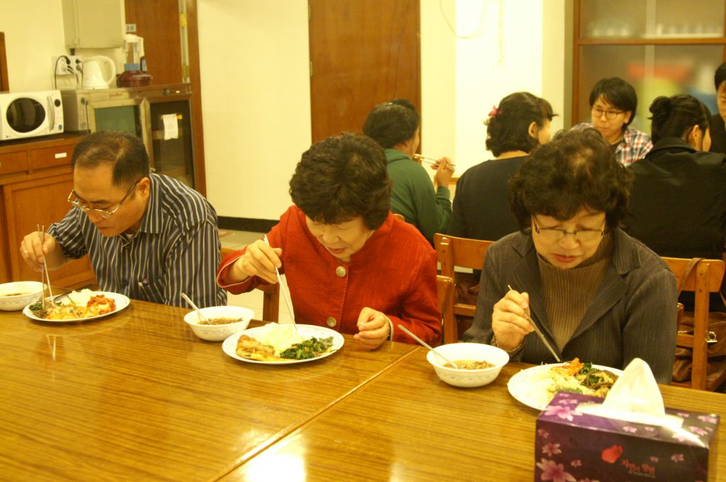 수도원에서 점심식사 (11).JPG : 2012 부모님 피정 - 수도원에서 수사님들과 함께 점심식사 ^^