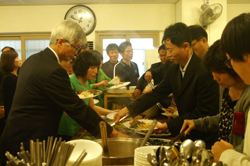 수도원에서 점심식사 (9).JPG : 2012 부모님 피정 - 수도원에서 수사님들과 함께 점심식사 ^^