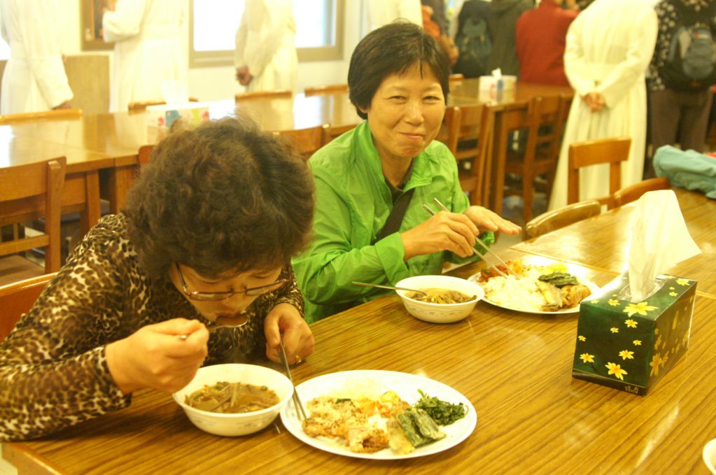 수도원에서 점심식사 (19).JPG : 2012 부모님 피정 - 수도원에서 수사님들과 함께 점심식사 ^^