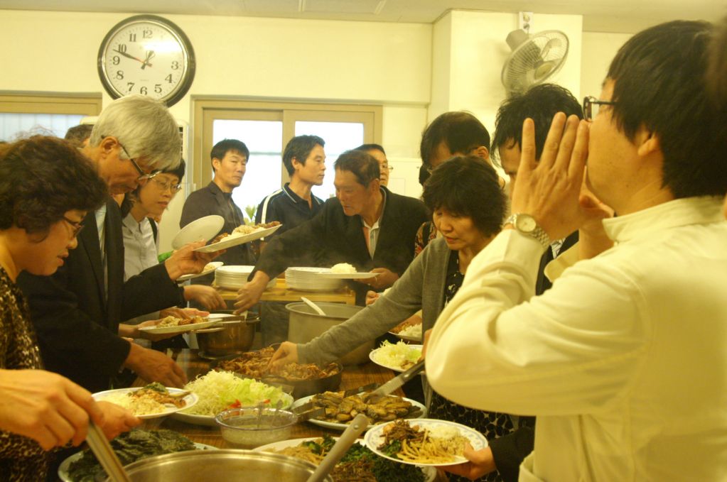 수도원에서 점심식사 (7).JPG : 2012 부모님 피정 - 수도원에서 수사님들과 함께 점심식사 ^^