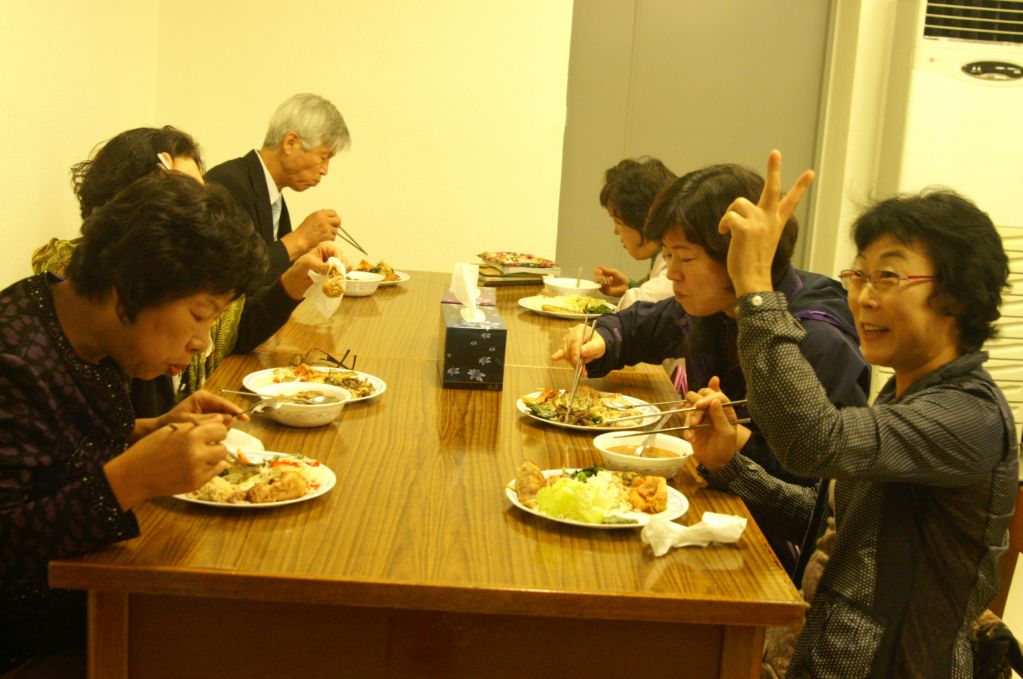 수도원에서 점심식사 (17).JPG : 2012 부모님 피정 - 수도원에서 수사님들과 함께 점심식사 ^^