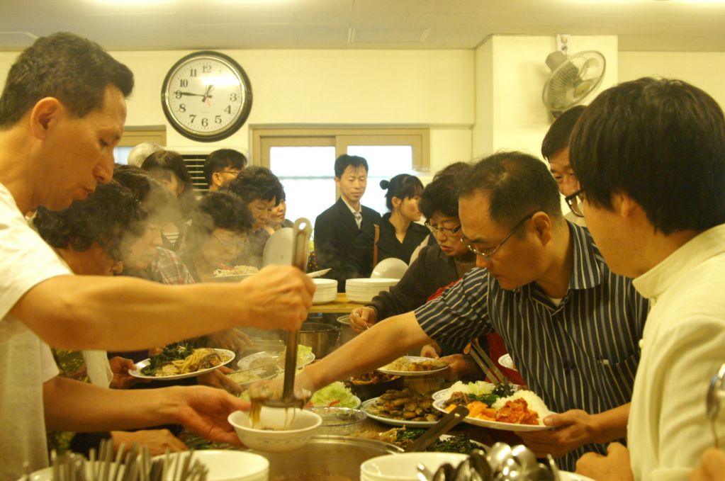 수도원에서 점심식사 (2).JPG : 2012 부모님 피정 - 수도원에서 수사님들과 함께 점심식사 ^^
