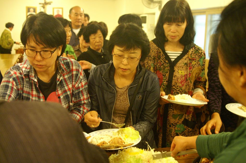 수도원에서 점심식사 (4).JPG : 2012 부모님 피정 - 수도원에서 수사님들과 함께 점심식사 ^^