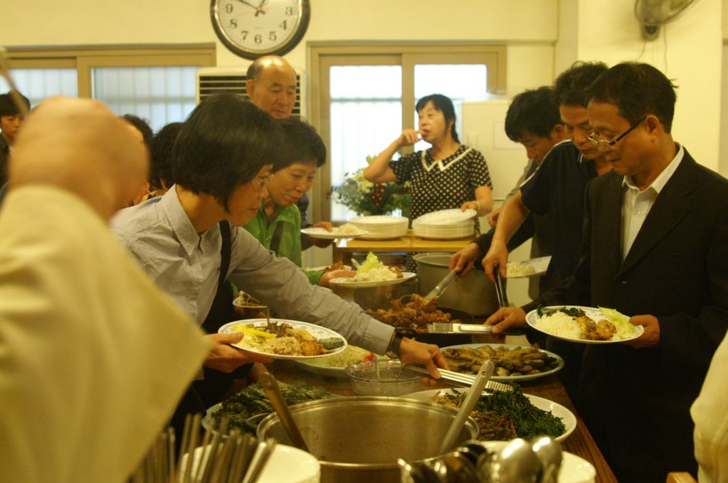 수도원에서 점심식사 (14).JPG : 2012 부모님 피정 - 수도원에서 수사님들과 함께 점심식사 ^^