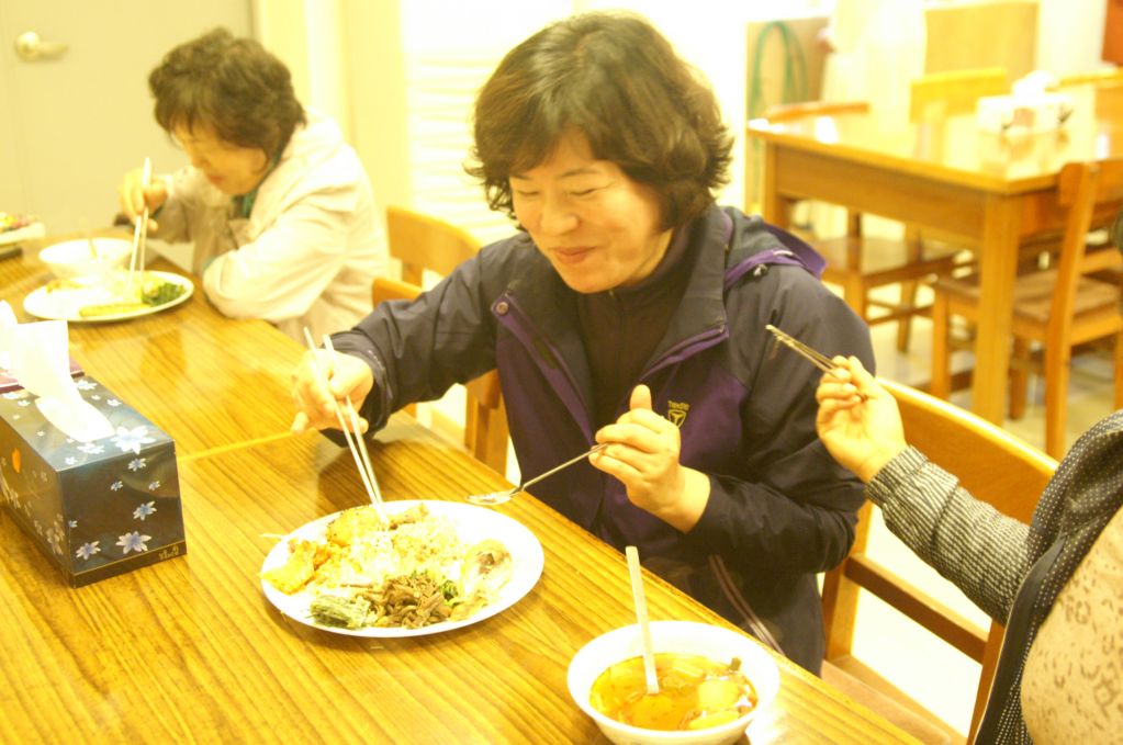 수도원에서 점심식사 (18).JPG : 2012 부모님 피정 - 수도원에서 수사님들과 함께 점심식사 ^^