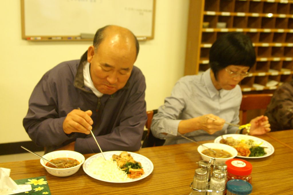 수도원에서 점심식사 (22).JPG : 2012 부모님 피정 - 수도원에서 수사님들과 함께 점심식사 ^^