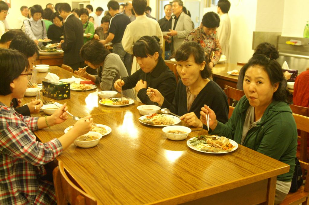 수도원에서 점심식사 (13).JPG : 2012 부모님 피정 - 수도원에서 수사님들과 함께 점심식사 ^^