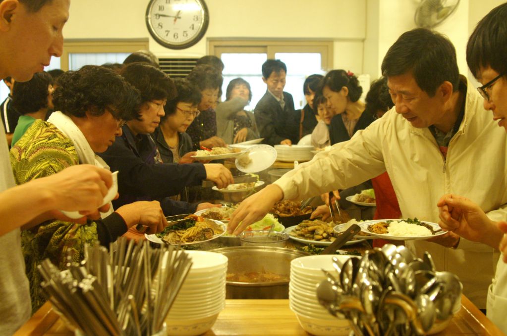 수도원에서 점심식사 (3).JPG : 2012 부모님 피정 - 수도원에서 수사님들과 함께 점심식사 ^^
