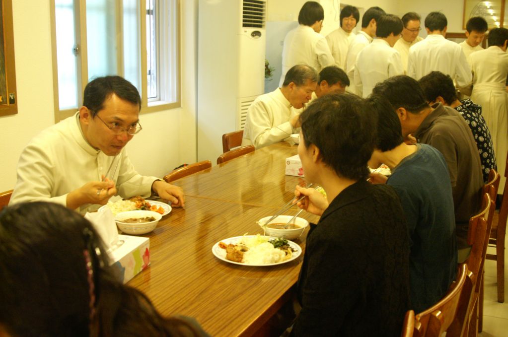 수도원에서 점심식사 (26).JPG : 2012 부모님 피정 - 수도원에서 수사님들과 함께 점심식사 ^^