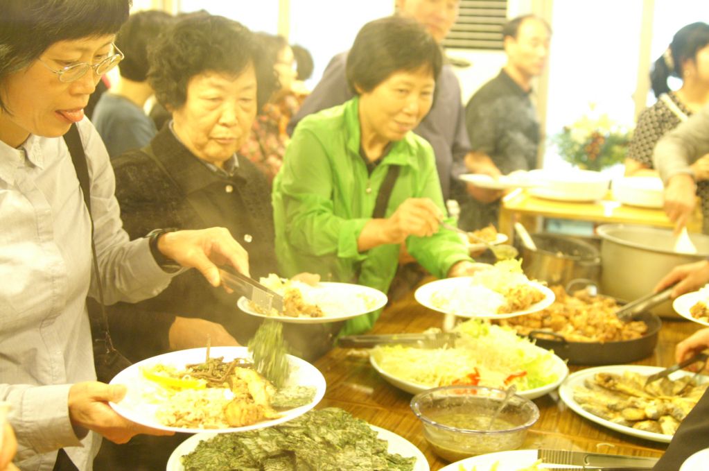 수도원에서 점심식사 (15).JPG : 2012 부모님 피정 - 수도원에서 수사님들과 함께 점심식사 ^^