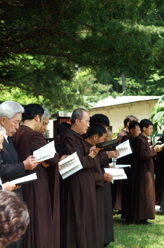 PICT0271.jpg : 언젠가 의 장설자 신부님 연도때 찍은 사진